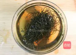 Sichuan - Illustration of how to stir-fry bacon with walnut flowers 1