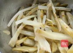 Illustration of how to make spicy mustard stir-fried shredded pork 4