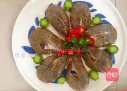 Illustration of how to steam prawns in oil 2