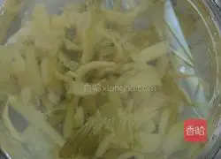 Stir-fried lean meat with pickles Meat cooking illustration 1