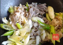 Illustration of how to make mutton rolls with green onions 7