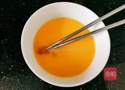 How to make scrambled eggs with snow peas Illustration 5