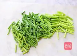 Illustration of how to make fried eggs with garlic moss 1