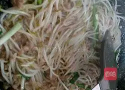 Illustration of how to stir-fry minced pork with bean sprouts 10