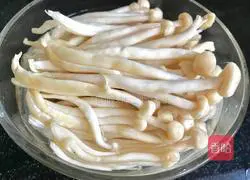 Illustration of how to make fresh tea tree mushrooms with minced meat 5