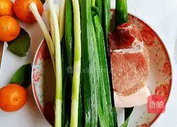 Illustration of how to make shredded pork with garlic sprouts 1