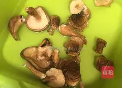 Illustration of how to make steamed catfish belly with red dates and mushrooms 1