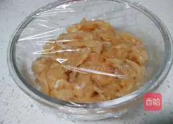 Illustration of how to stir-fry shredded chicken with green pepper 3