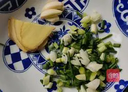 Illustration of how to make stir-fried river shrimp 2