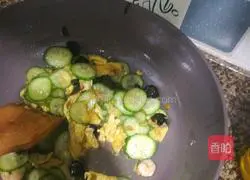 Illustration of how to make scrambled eggs with cucumber, shrimp, fungus and fungus 7