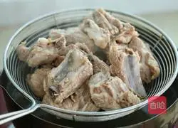 Illustration of how to make chestnut roasted pork ribs 2