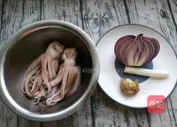 Illustration of how to stir-fry squid tentacles with onions 1