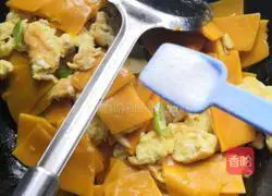 Illustration of how to make fried pumpkin slices with eggs 7