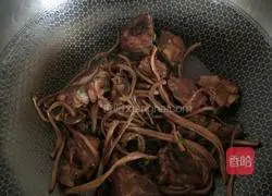 Illustration of how to make pork ribs and tea tree mushrooms 9