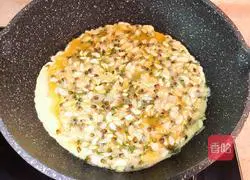 Illustration of how to make fragrant Sophora japonica eggs 7