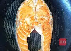 Illustration of how to make pan-fried salmon 4