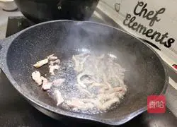 Illustration of how to make two-color rice bento with fried shredded pork and lotus root 4