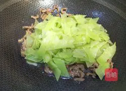 Illustration of how to make shredded beef and fried lettuce slices 6