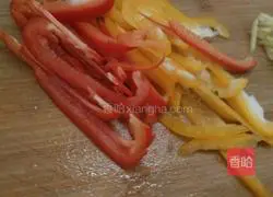 Illustration of how to stir-fry bean sprouts with colored peppers 2