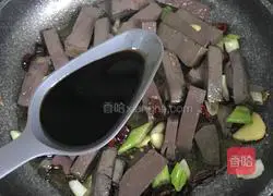 Illustration of how to make spicy fried lamb blood 9