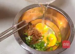Illustration of how to make scrambled eggs with preserved vegetables 2