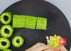 Weight loss meal ~ Illustration of how to make bitter melon stuffed with meat 3