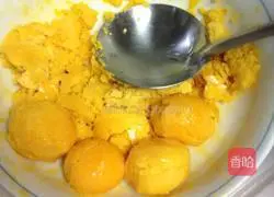 Illustration of how to make duck egg yolk and potato shreds 1