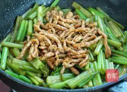 Illustration of how to stir-fry shredded pork with celery 11