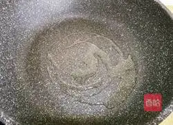 Illustration of how to stir-fry shredded pork with garlic moss 3