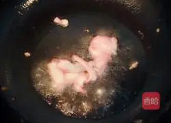 Illustration of how to make scrambled eggs with onions 3