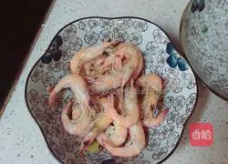 Illustration of how to make tomato garlic shrimp 4