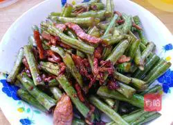 Illustration of how to make instant shredded pork and dry stir-fried beans 5