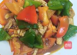 Illustration of how to stir-fry squid tube with green pepper and red pepper 11