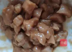 Illustration of how to make spicy short crispy pork 4