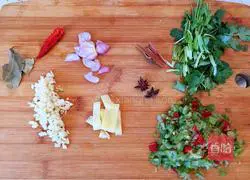 Illustration of how to make braised crucian carp with tofu in soy sauce 3