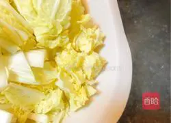 Illustration of how to make stir-fried pork with cabbage and fungus 1