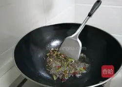 Illustration of how to make stir-fried beef with garlic moss 6