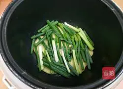 Illustration of how to cook salt-baked chicken in rice cooker 5