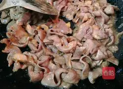 Illustration of how to make spicy and sour pig heart 6