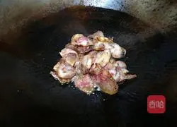 Illustration of how to make stir-fried sausages with lettuce, ginger, carrots 12