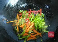 Illustration of how to make fried shredded pork with wild rice 3