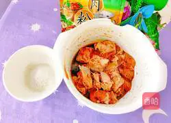 Illustration of how to make steamed pork ribs with yam and lotus root powder 7
