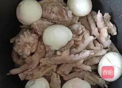 Illustration of how to braise chicken feet and wings in rice cooker 4