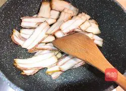 Illustration of how to steam bacon with walnut flowers 5