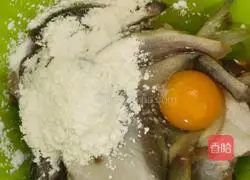 Illustration of how to make small fried fish 3