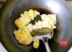 Illustration of how to make scrambled eggs with lettuce 3