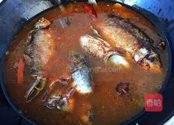 Illustration of how to make braised crucian carp and tofu with soy sauce 9