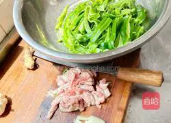 Illustration of Homemade Chili Stir-fried Pork 1