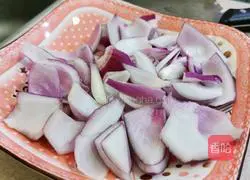 Illustration of how to make fried meat strips with onions 1