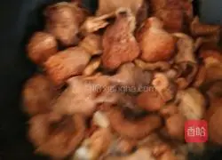Illustration of how to make mushroom stewed chicken thighs 10